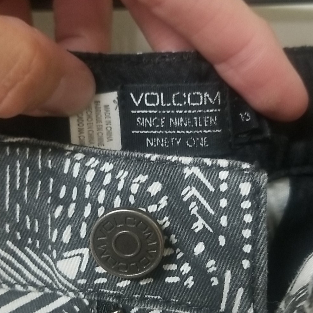 Volcom shorts - Picture 3 of 3